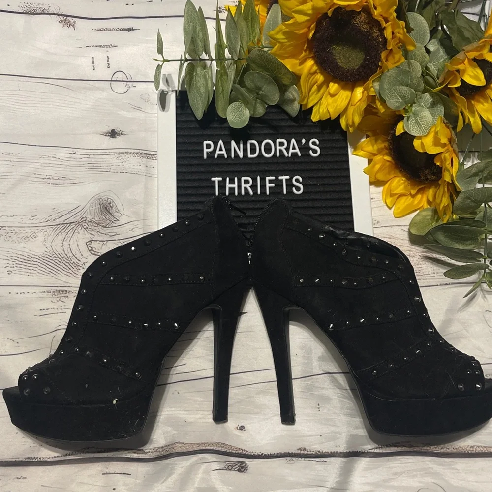 G by Guess Black Studded Heels Size 6.5 Preowned